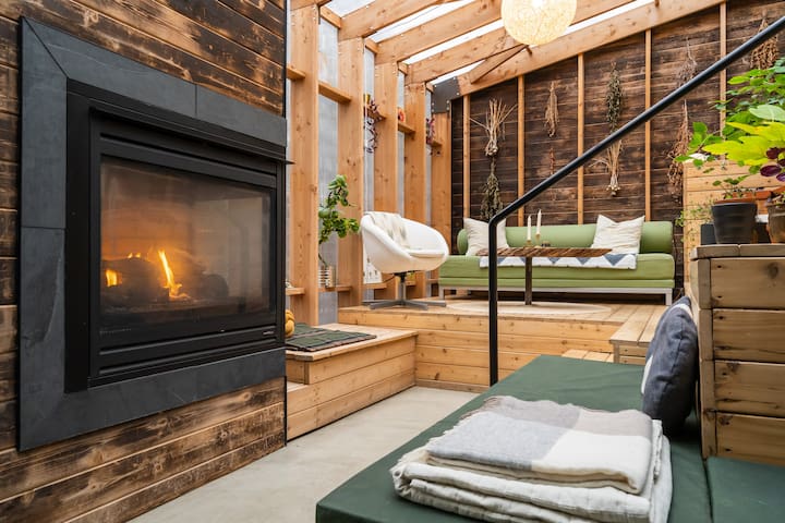 Field House - Private Suite with Solarium & Sauna