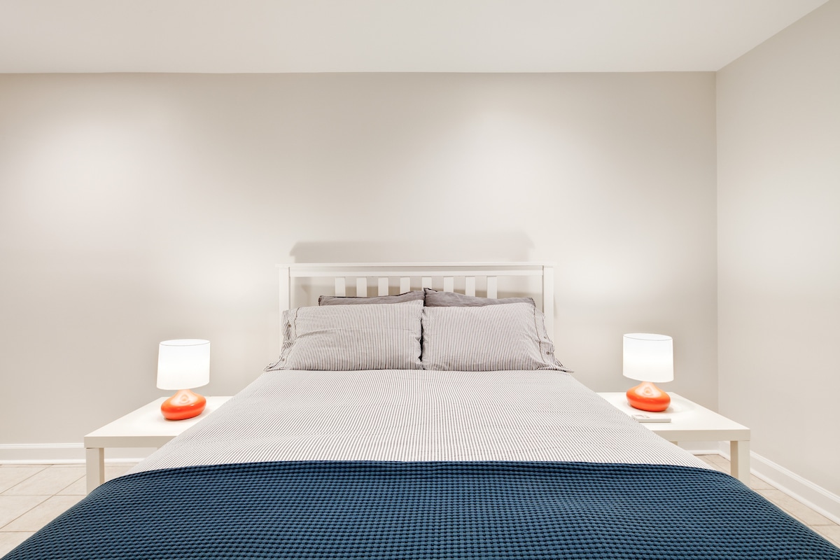 Chumba cha kulala kina nafasi ya ziada ili kuhakikisha kulala kwa utulivu usiku.
