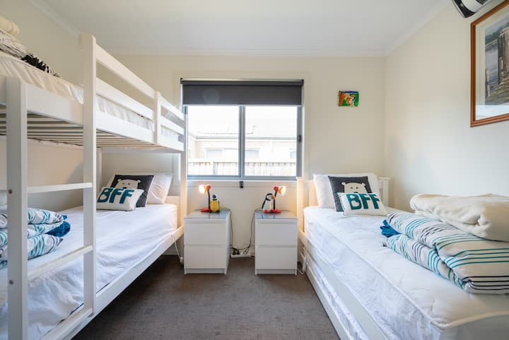 Kitanda cha mtu mmoja cha chumba cha kulala cha tatu kilicho na vitanda vya kusukumwa na vitanda vya ghorofa 