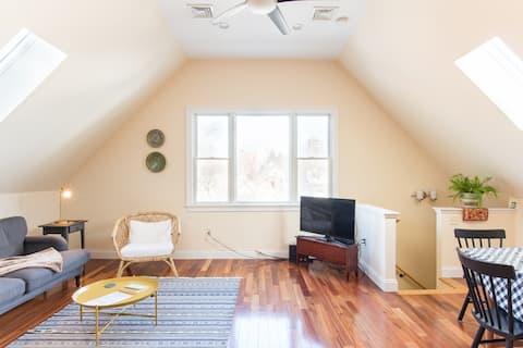 Top Airbnb: Harvard/MIT/Tufts..Beautiful, Bright 2 Bdrm APT in Somerville
