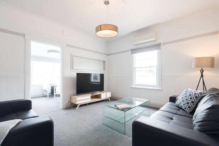 Kangaroo Bay Cottage – Close to City, Shops, Beach gallery image 3