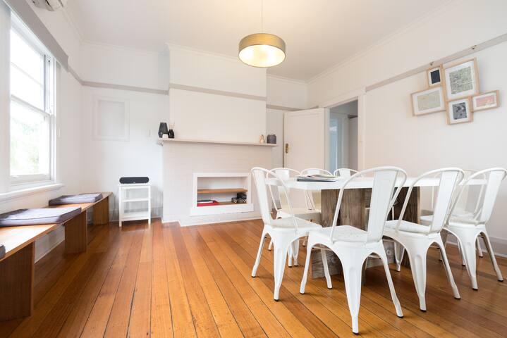 Kangaroo Bay Cottage – Close to City, Shops, Beach gallery image 4