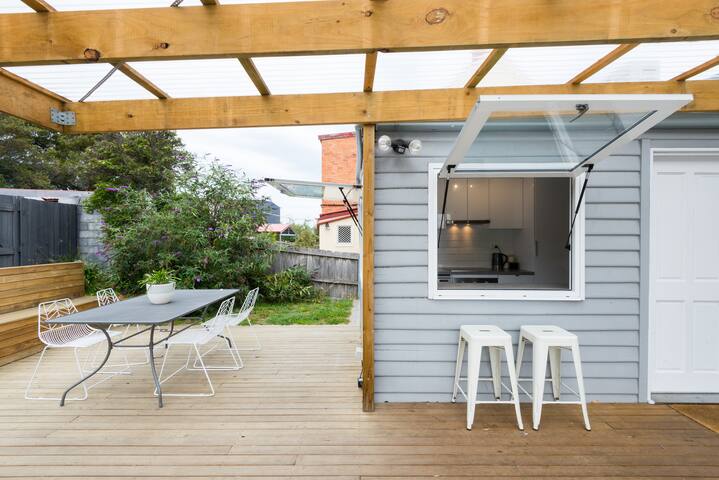 Kangaroo Bay Cottage – Close to City, Shops, Beach gallery image 2