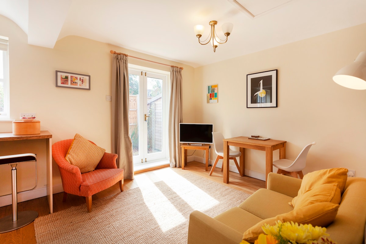 Popular Airbnb listing: Quiet detached guest house in Clarendon Park. in City Of Leicester