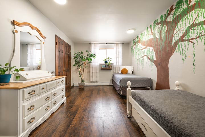 ห้องนอนนี้มีเตียงคู่ 2 เตียงและเตียงสองชั้นพื้นไม้เนื้อแข็งที่สวยงามต้นไม้ทาสีด้วยมือและจิตรกรรมฝาผนังน้ำตกพื้นที่ตู้เสื้อผ้ากว้างขวางและตู้เสื้อผ้า