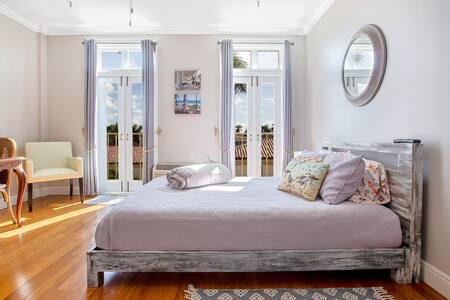 Coastal Chic Palm Beach Luxury Studio with Balcony