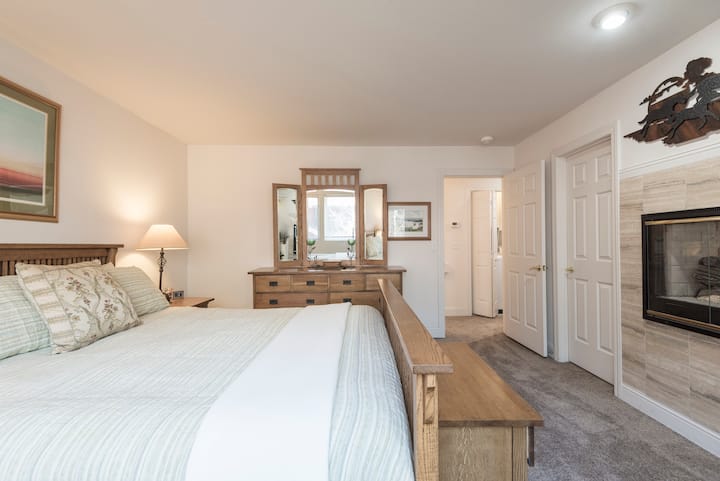 主臥室配有加大雙人牀和壁爐。