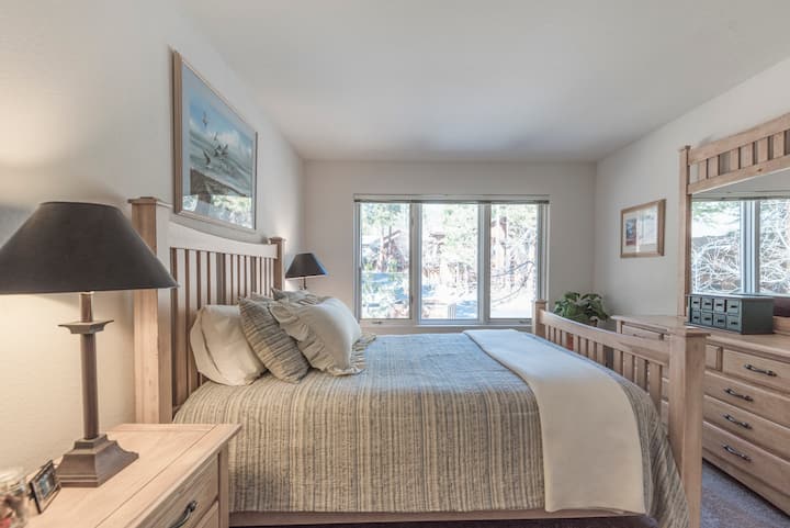 樓上的第二間臥室配有1.8公尺寬雙人牀。