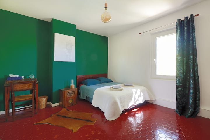 二楼宽敞的卧室