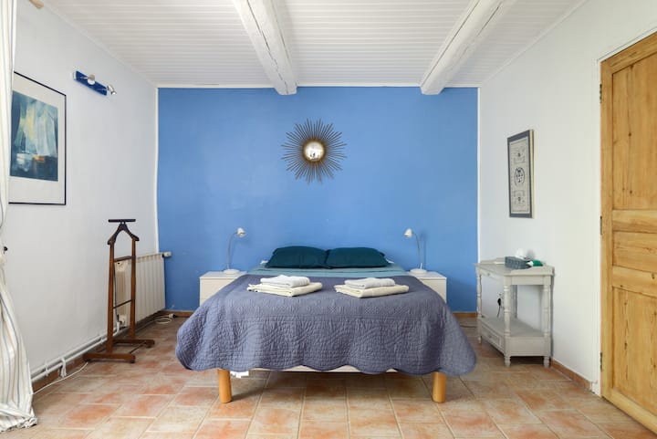 卧室设有140号床。 配备空调（其他卧室有风扇）和大更衣室。 