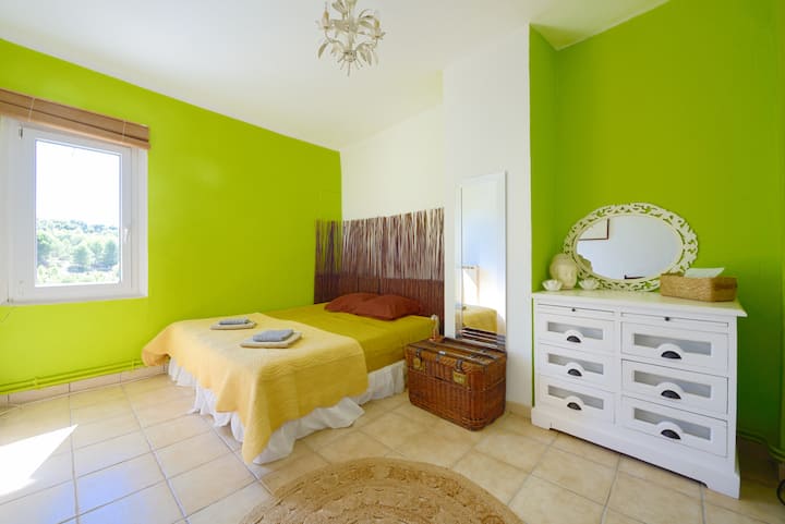 宽敞的卧室，有140张床，二楼