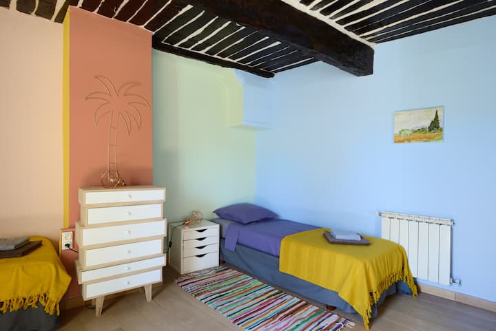 卧室非常宽敞，配备3张单人床、更衣室和书桌。 非常适合儿童入住，非常宽敞。