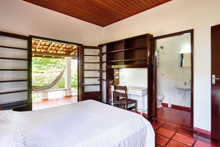 Suite de la pareja, con vistas a la playa y al mar.
