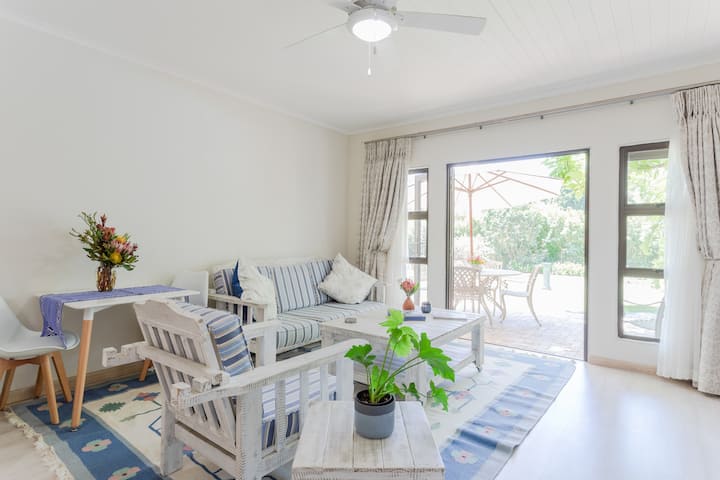 Mountain View: Spacious Apartment W/ King Bed - Somerset West