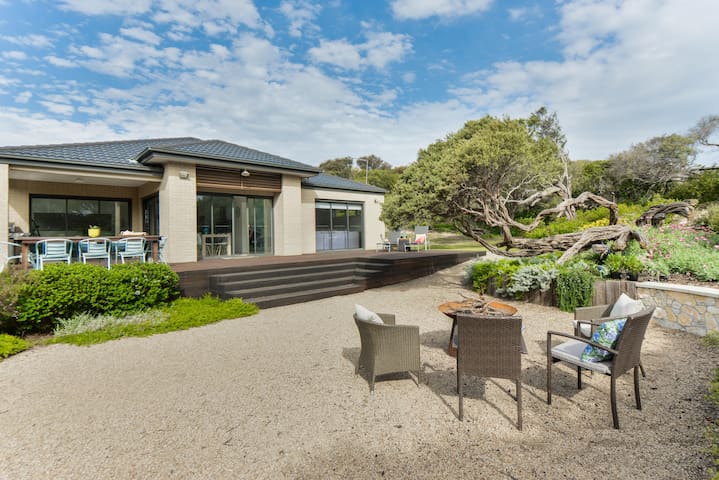 The Coastal Retreat @ St Andrews Beach