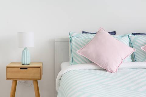 Modern Apt Close to River, Shops + Free Car Park