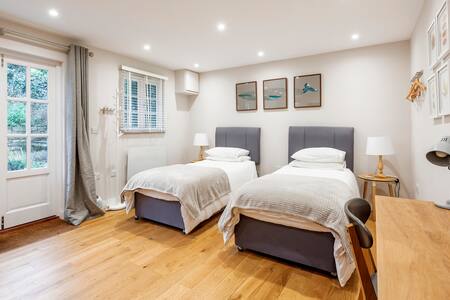 The Hideaway - parking, central, peaceful, private