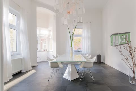 Large trains old building apartment centrally located in Düsseldorf