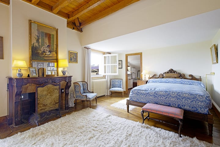 1号卧室，带阳台木壁炉和套内卫生间