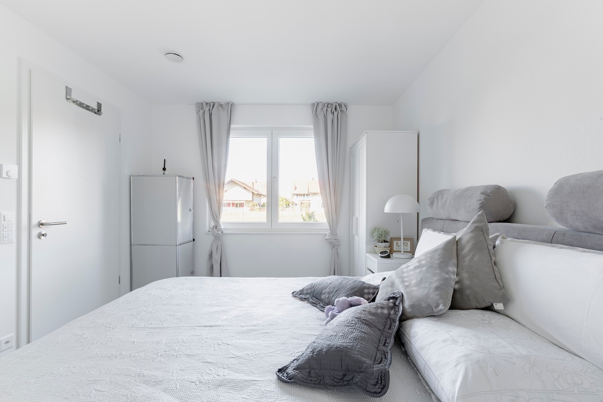 חדר שינה שקט עם מיטת מעיין נוחה