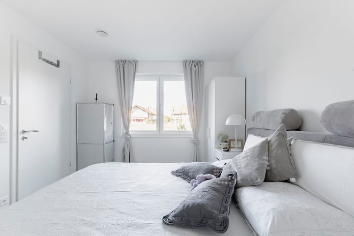 ruhiges Schlafzimmer mit Komfort-Boxspringbett