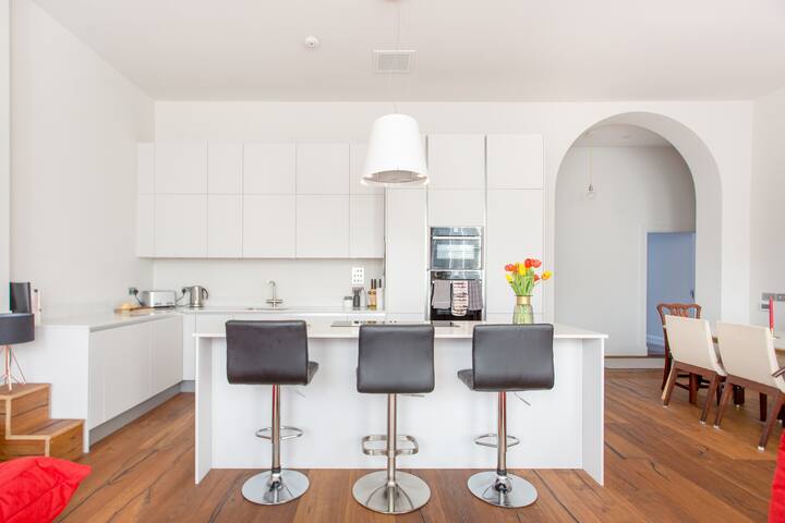 Unique Edinburgh Flat.Luxury & Comfort In The City gallery image 2