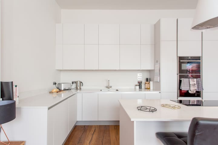 Unique Edinburgh Flat.Luxury & Comfort In The City gallery image 3