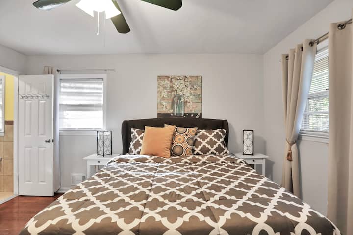 חדר שינה ראשי מלאכית אחרת.