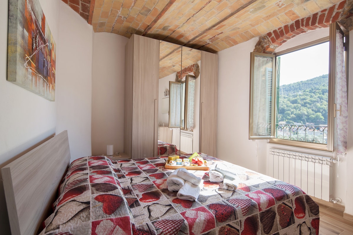 Chumba angavu kinachoangalia bahari na misitu; chumba angavu kinachoangalia bahari na misitu