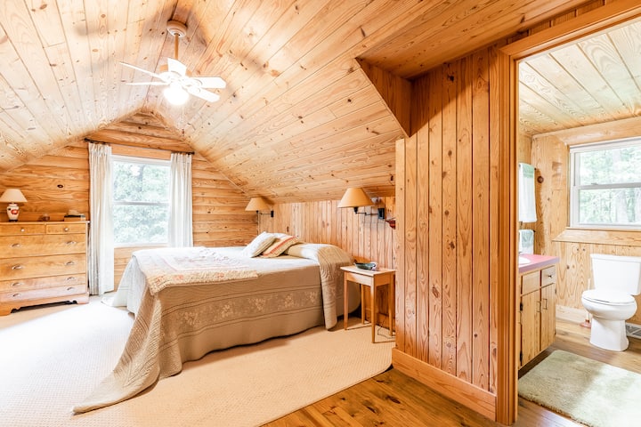 楼上的卧室配有2米宽双人床和套房全功能卫生间。