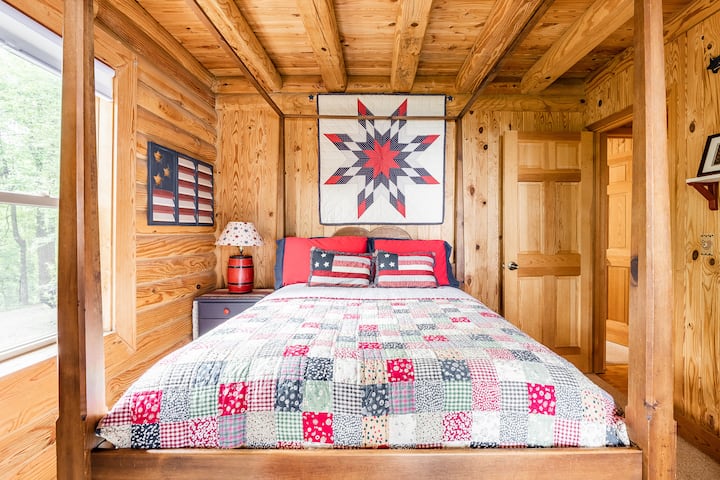 主楼层卧室配备全尺寸床。