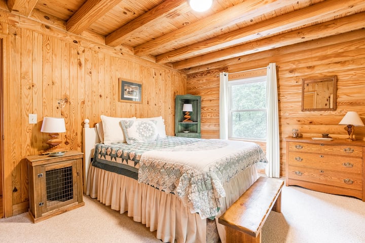 主楼层标准双人床卧室配有记忆泡沫垫，可供喜欢更硬床垫的房客取下。