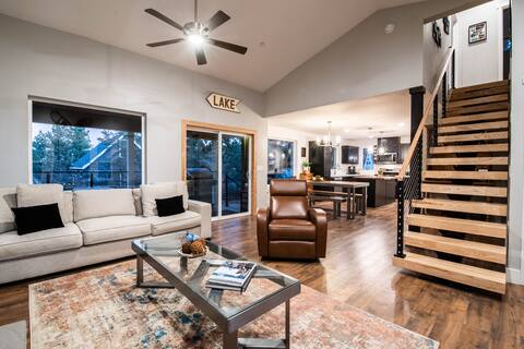 Custom Home Mins from lake with hot tub spa