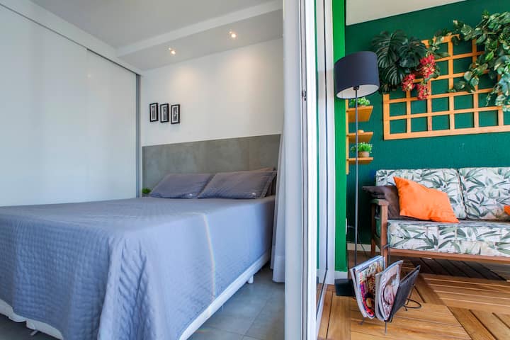 ליד המרפסת נמצא חדר השינה של הזוג. 