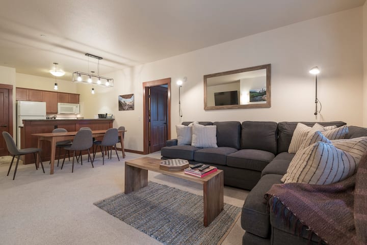 2 Bedroom; Village Center; Full View Of Mountains - Tahoe City, CA