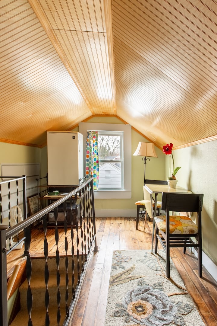 Une vue sur l'escalier menant à la deuxième chambre (lit king size) espace pour les voyageurs