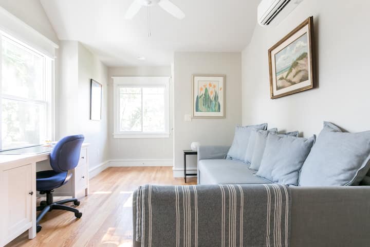 Sala de estar en la planta superior con escritorio