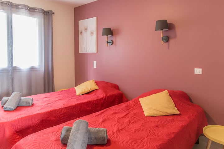 una habitación con 2 camas: 90/200