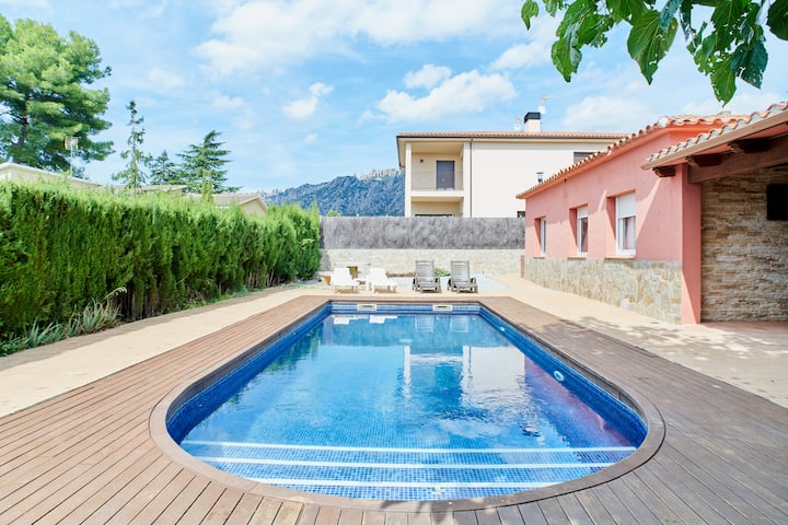 CASA EN BARCELONA /zona montaña Montserrat PISCINA - Houses for Rent in  Collbató, Catalunya, Spain