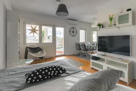 Successful Airbnb property: "Sweet escape" studio apartment (balcony, garage) in Peščenica Žitnjak