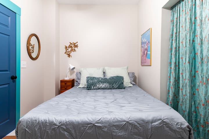 Спалня две е близо до всекидневната и има двойно легло.