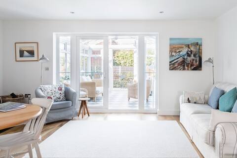 Top performing Airbnb: A birdwatchers' paradise - superb home & location in Blakeney