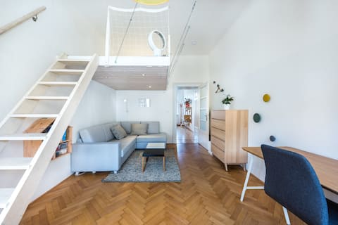 Spacious flat near centre, overlooking leafy park