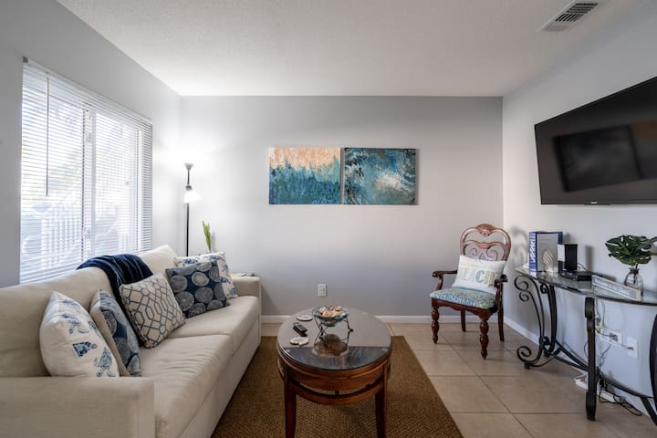 St Pete Beach Condo close to Beach, Dining, Shops