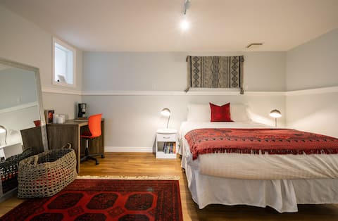Popular Airbnb listing: James Bay 1 BR near DT & harbour w/parking in James Bay