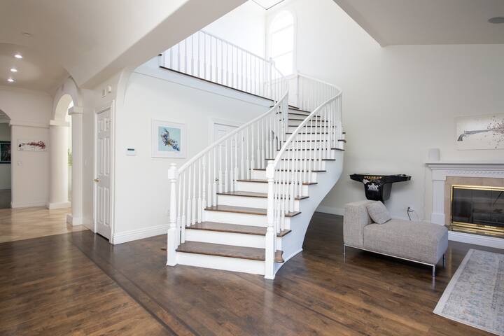 7 bedroom 6 bath 3700 Sq Ft home gallery image 4