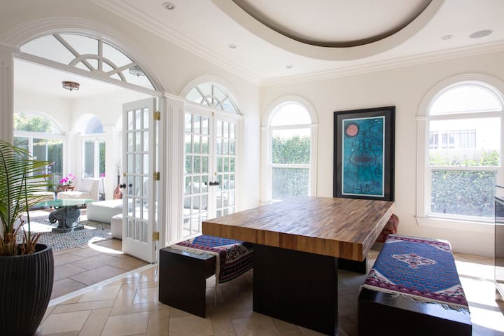 7 bedroom 6 bath 3700 Sq Ft home gallery image 3