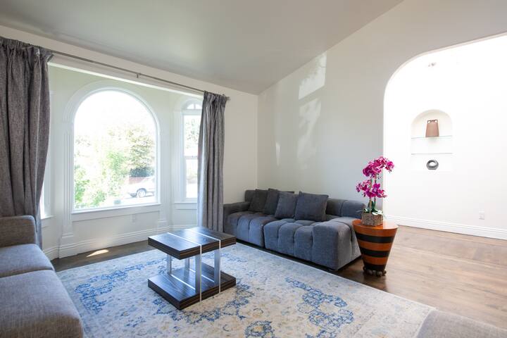 7 bedroom 6 bath 3700 Sq Ft home gallery image 5