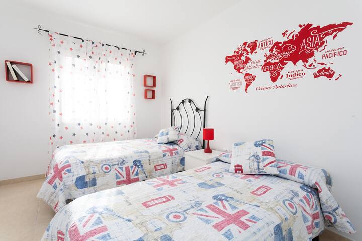 Schlafzimmer, kann mit zwei Betten oder einem Bett und Schreibtisch eingerichtet werden