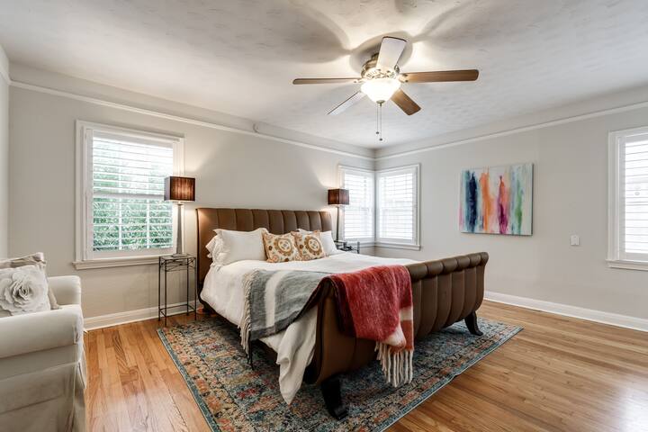 White Picket Fenced 5* Home in Cultural District gallery image 4